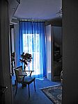 Neue blaue Chiffon-Vorhänge im Schlafzimmer