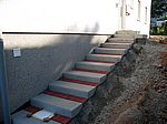 Der gleichmäßige Abstand der Stufen war nicht gewollt und auch die in Längsrichtung verlegten roten Steine können so nicht bleiben!