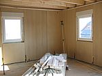Das Wohnzimmer ist fertig mit Holz beplankt...