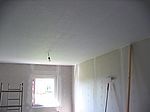 Das Eßzimmer samt Flur ist bereits tapeziert, kann aber erst zusammen mit dem Wohnzimmer gestrichen werden