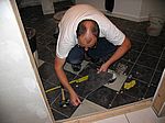 Der Boden im Bad wird diagonal gefliest, daher ist sehr viel zu schneiden!