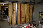 Die Trennwand zwischen Kellerbad und Werkstatt mit den fertigen Installationen