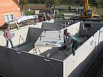 Ohne Pause trifft das erste Deckenteil ein - mit Kaminloch